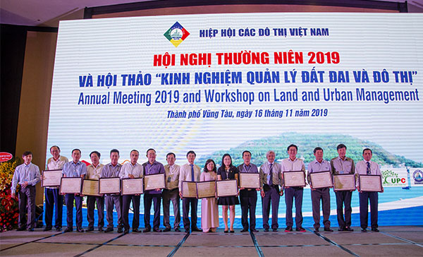 HHCD9TVN khen thưởng các hội viên có thành tích trong năm 2019. 