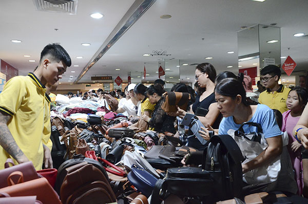 Khách hàng chen chân chọn mua túi xách tại gian hàng Tada.