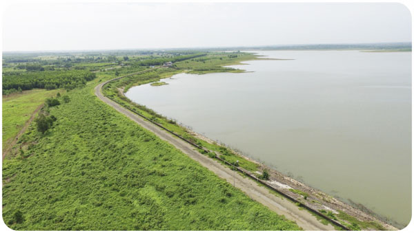 Hồ Đá Đen -  nguồn cấp nước  sinh hoạt quan trọng của tỉnh.