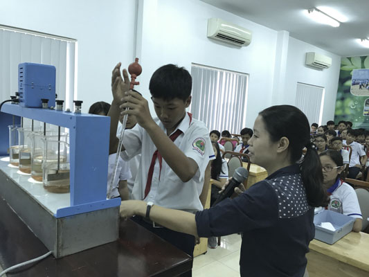 Giờ thực hành xử lý nước của các em học sinh Trường THCS Nguyễn Gia Thiều (TP.Vũng Tàu) trong chương trình “Hành trình tri thức” do BWACO tổ chức.                                                              Ảnh: QUANG VŨ