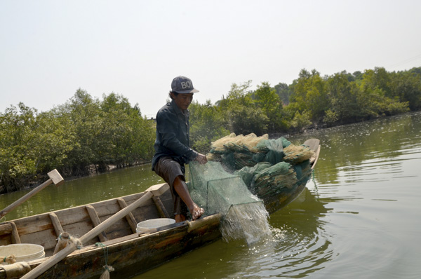 Người dân đánh bắt thủy sản trên sông Thị Vải (thuộc hệ thống sông Đồng Nai). Ảnh: MINH TÂM