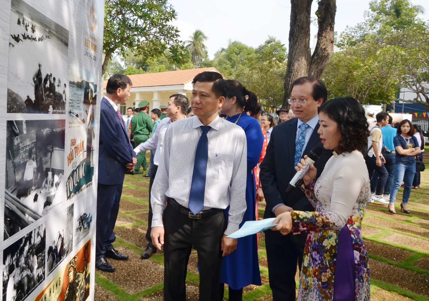 Ông Trần Văn Tuấn, Phó Chủ tịch UBND tỉnh (trái) và ông Tạ Quang Đông, Thứ trưởng Bộ VHTTDL, Trưởng Ban chỉ đạo LHP Việt Nam lần thứ 21, tham quan tại triển lãm.