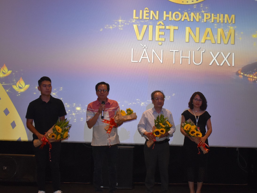 Ông Nguyễn Như Vũ, Giám đốc Hãng phim Tài liệu và Khoa học Trung ương (thứ 2 từ phải qua) cùng đạo diễn chính, nhà quay phim và biên kịch nhận hoa chúc mừng tại Rạp chiếu phim Bà Rịa.