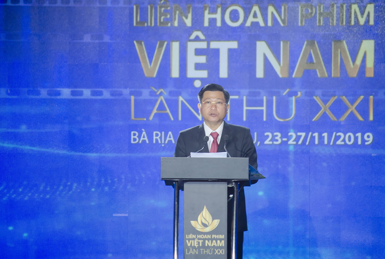 Ông Trần Văn Tuấn, Phó Chủ tịch UBND tỉnh phát biểu chào mừng tại Lễ khai mạc Liên hoan phim Việt Nam lần thứ 21.
