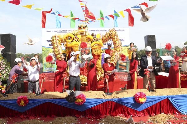 Thả bồ câu mang thông điệp “năng lượng sạch cho cuộc sống xanh” tại lễ động thổ xây dựng dự án điện mặt trời hồ Gia Hoét 1 và hồ Tầm Bó.