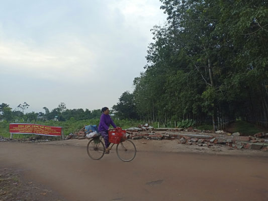 Trước đây, bãi rác trung chuyển tại ấp Bình Trung, xã Bình Ba, huyện Châu Đức tràn ra lòng đường gây ô nhiễm (ảnh chụp ngày 5/11) nay đã được chính quyền địa phương thu dọn sạch sẽ và treo băng rôn cấm đổ rác (ảnh chụp ngày 25/11).