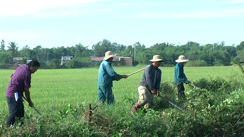 Lãnh đạo huyện Xuyên Mộc, xã Phước Thuận cùng người dân xã Phước Thuận phát quang hệ thống mương tiêu cầu dài thuộc ấp Gò Cát xã Phước Thuận. Ảnh: Nguyễn Thắng