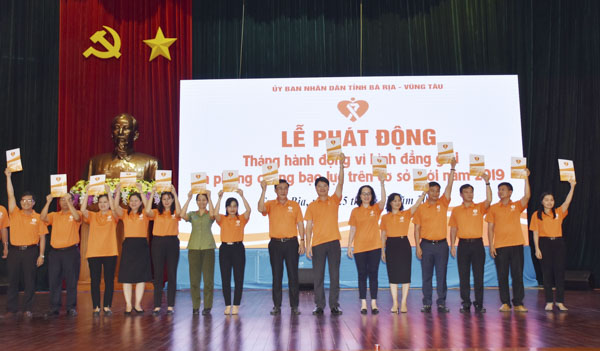 Phó Chủ tịch UBND tỉnh Nguyễn Thanh Tịnh và các sở, ban, ngành, đoàn thể cam kết hành động thực hiện bình đẳng giới và phòng chống bạo lực trên cơ sở giới.