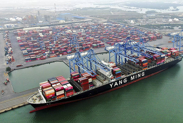 10.590 TEU trên tàu YANG MING WORLD đã được cảng TCIT bốc dỡ.