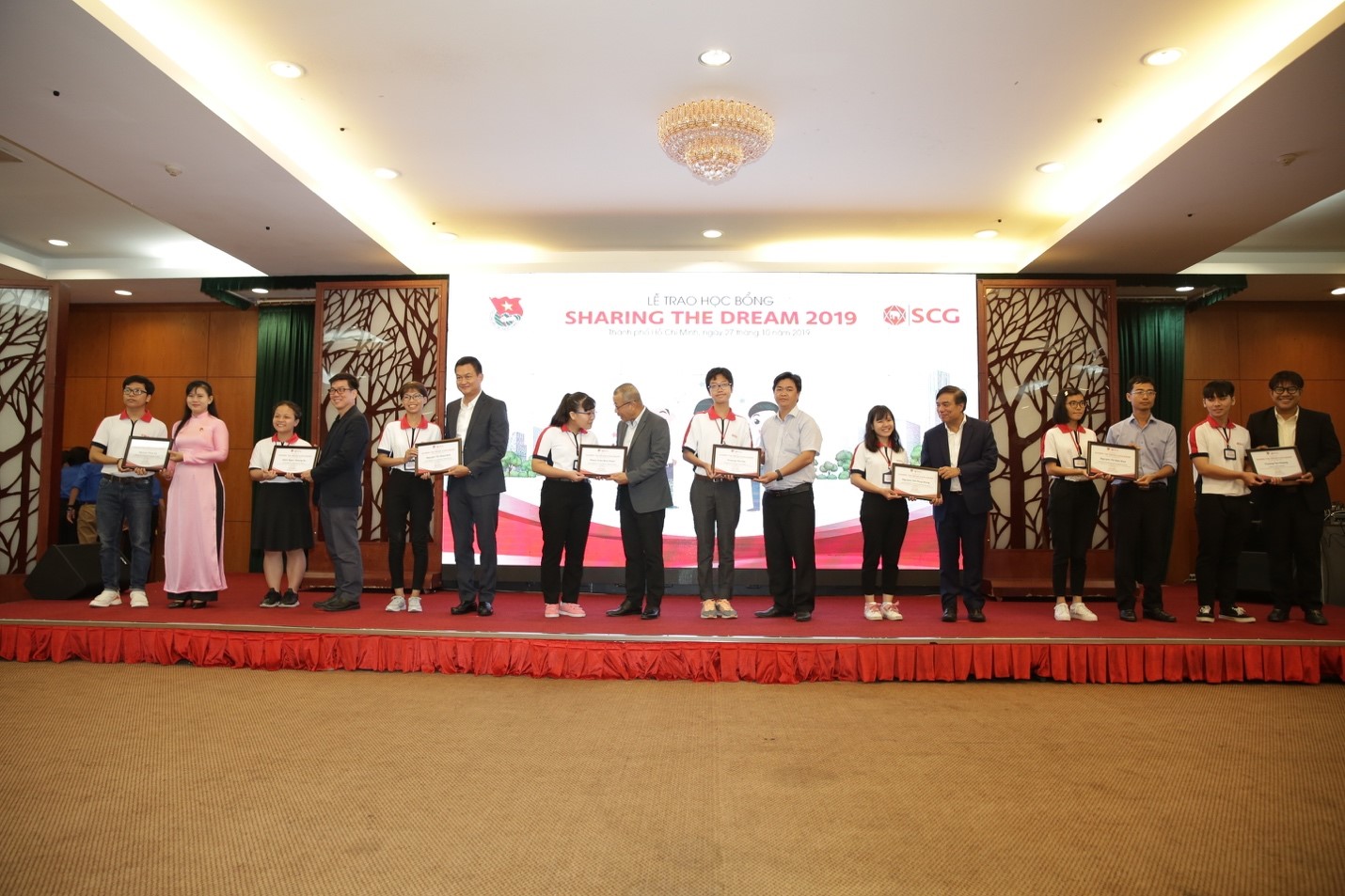 Tấn Hoàng (thứ hai từ phải qua) trong Lễ trao học bổng SCG Sharing The Dream 2019.