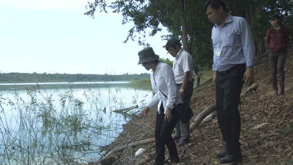 Đoàn kiểm tra, giám sát thực tế khu vực ven lòng hồ Sông Ray tại tổ 8, ấp 2 Tây, xã Bàu Lâm.