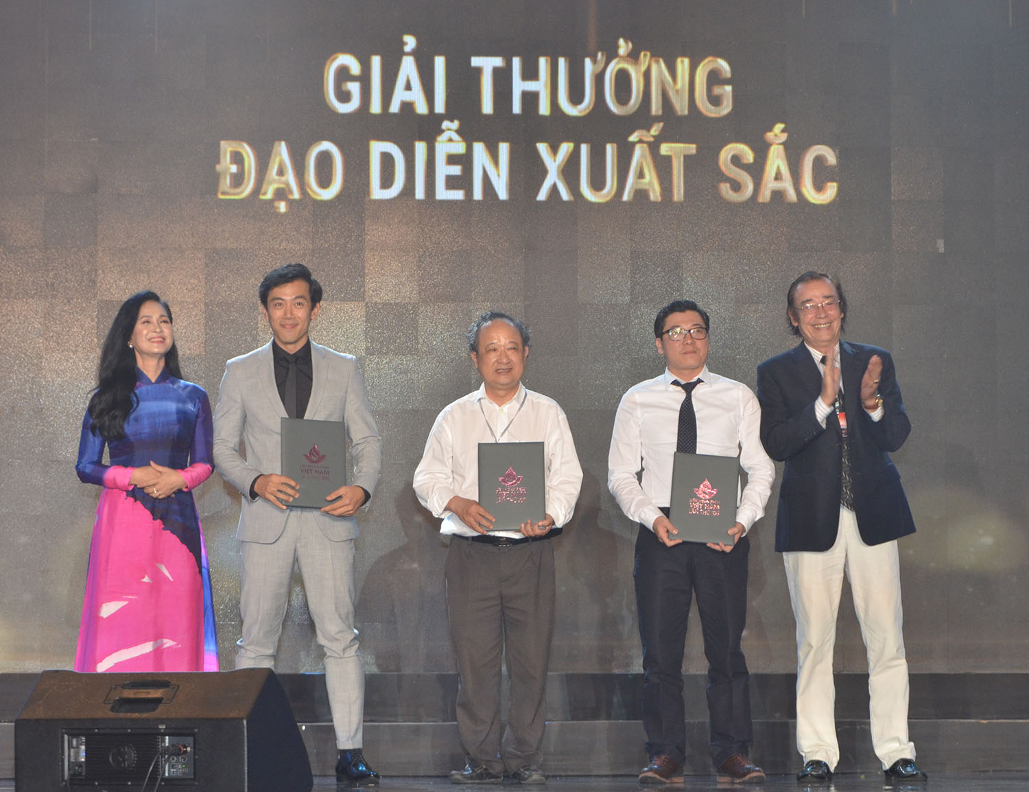 NSND Đào Bá Sơn (bìa phải) và NSND Lan Hương trao giải Đạo diễn xuất sắc cho các đạo diễn. 