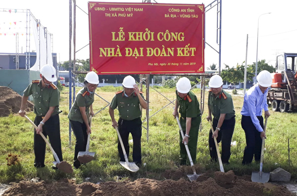 Lễ động thổ khởi công xây nhà “Đại đoàn kết” tặng gia đình ông Phạm Văn Tài.