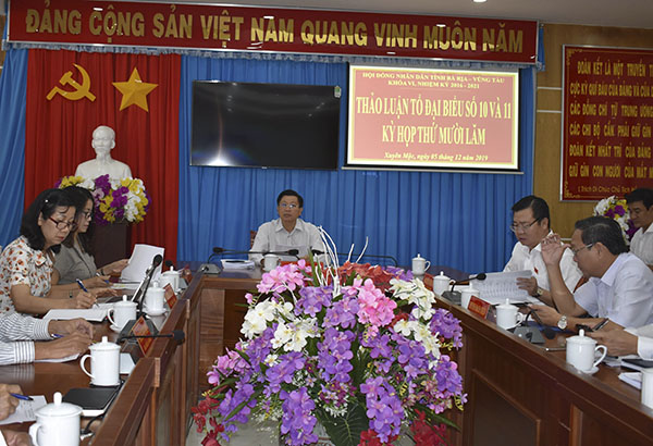 Đại biểu Trần Văn Tuấn, Phó Chủ tịch UBND tỉnh điều hành thảo luận tổ tại Hội trường Huyện ủy Xuyên Mộc. Ảnh: PHI DŨNG