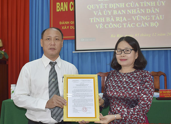 Bà Nguyễn Thị Yến, Phó Bí thư Thường trực Tỉnh ủy, Trưởng Đoàn Đại biểu Quốc hội tịch tỉnh trao quyết định giao Quyền Chủ tịch UBND TP.Bà Rịa, nhiệm kỳ 2016-2021 cho ông Trần Quang Vinh.