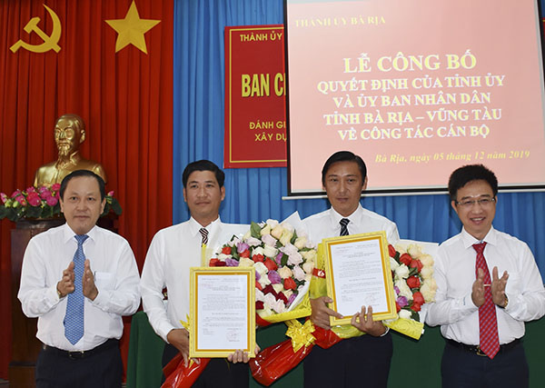 Ông Đặng Minh Thông (bìa phải), Bí thư Thành ủy Bà Rịa và ông Nguyễn Văn Hoàng(bìa trái), Phó Bí thư Thường trực Thành ủy Bà Rịa trao quyết định và tặng hoa chúc mừng ông Đặng Huy Quang và ông Nguyễn Anh Phương được Ban Thường vụ Tỉnh ủy chỉ định tham gia Ban Chấp hành Đảng bộ TP. Bà Rịa.