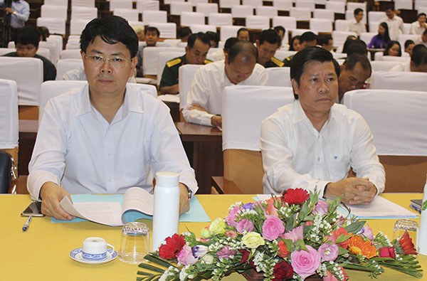 Ông Nguyễn Văn Xinh, Ủy viên Ban Thường vụ Tỉnh ủy, Trưởng Ban Tuyên giáo Tỉnh ủy (bìa trái) và ông Nguyễn Thanh Tịnh, Phó Chủ tịch UBND tỉnh tham dự hội nghị.