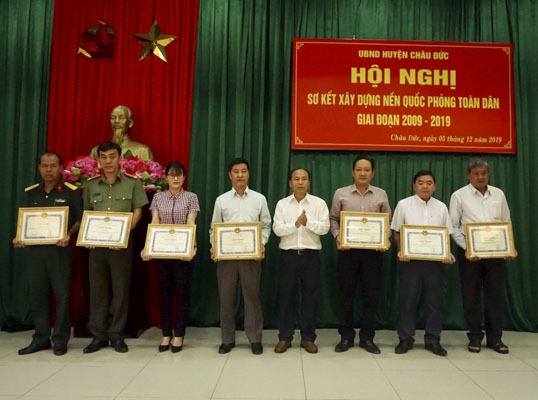 Ông Nguyễn Văn Việt, Phó Bí thư Thường trực Huyện ủy  Châu Đức (thứ tư từ phải qua) trao Giấy khen cho các tập thể,  cá nhân có thành tích xuất sắc trong 10 năm xây dựng nền QPTD giai đoạn 2009-2019.