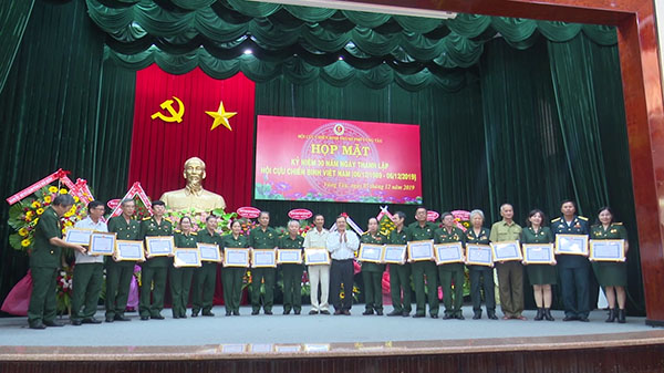 Ông Nguyễn Đăng Minh, Phó Bí thư Thường trực Thành ủy Vũng Tàu (giữa) tặng Giấy khen đã có thành tích xuất sắc trong phong trào thi đua “Cựu chiến binh gương mẫu” năm 2019 của UBND TP.Vũng Tàu cho các cá nhân.