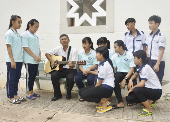 Thầy Đào Văn Phước (Phó Hiệu trưởng Trường Phổ thông Dân tộc nội trú tỉnh) hướng dẫn HS tập hát bằng tiếng Châu Ro.