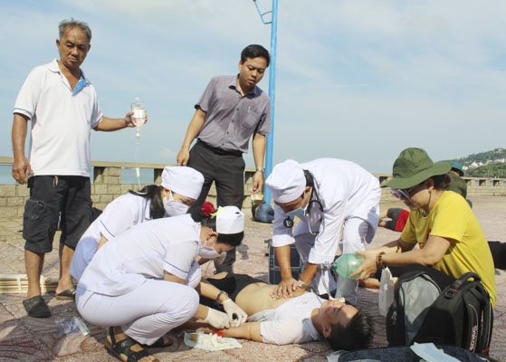 Các bác sĩ, điều dưỡng của BV Lê Lợi diễn tập cấp cứu nạn nhân bị đuối nước. Ảnh: MINH NHÂN