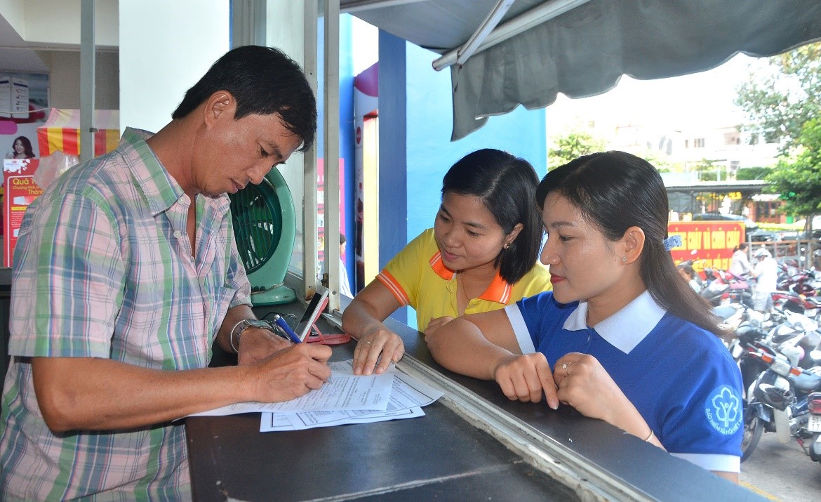 Anh Phạm Ngân (38/18 Bình Giã, TP.Vũng Tàu) đăng ký mua BHXH tự nguyện sau khi được nhân viên BHXH tỉnh tư vấn.