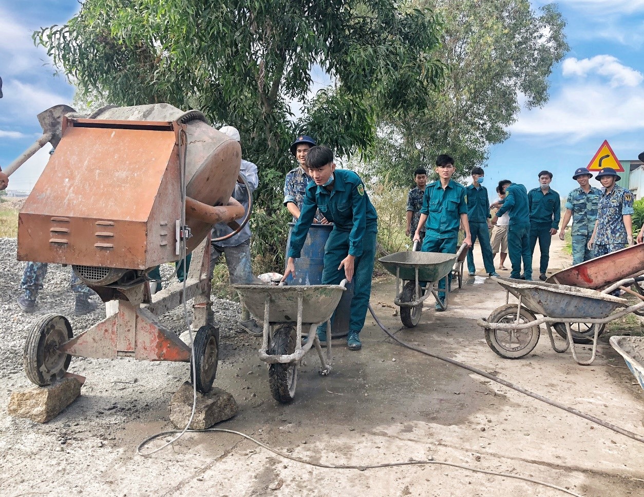 Cán bộ, chiến sĩ, ban, ngành, đoàn thể và giáo dân tham gia làm đường giao thông tại khu vực Giáo xứ Phước Lộc (khu phố Tân Lộc, phường Phước Hòa).