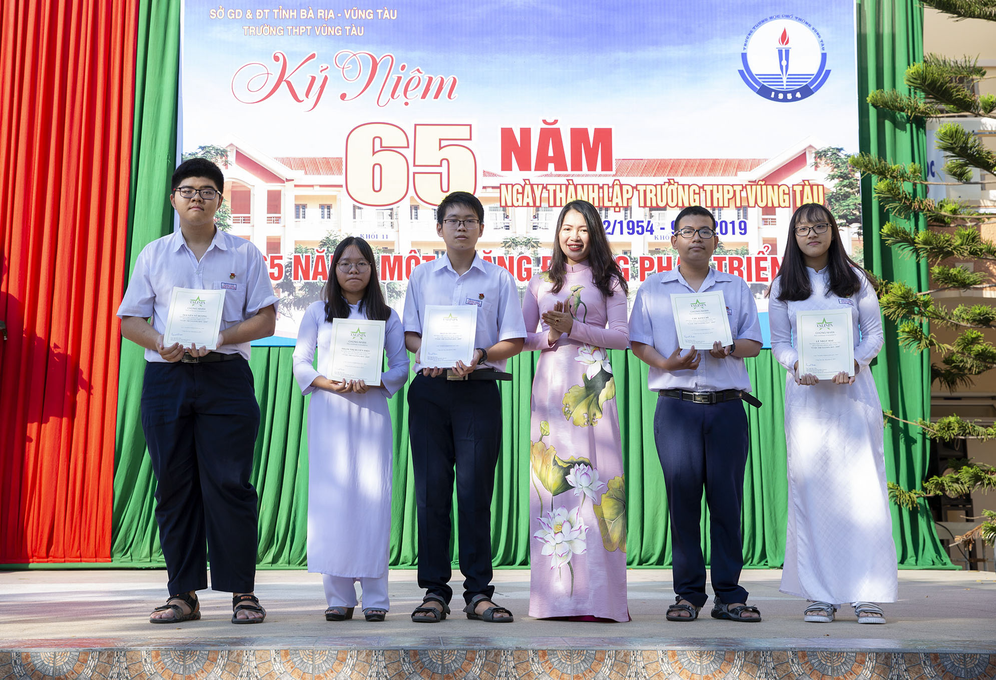 Cô Nguyễn Thị Huế, Bí thư Chi bộ, Hiệu Trường THPT Vũng Tàu trao giấy chứng nhận và khen thưởng các HS đạt thành tích cao trong cuộc thi “Vườn ươm tài năng” năm 2019-2020 do Giáo sư Toán học Ngô Bảo Châu tổ chức.