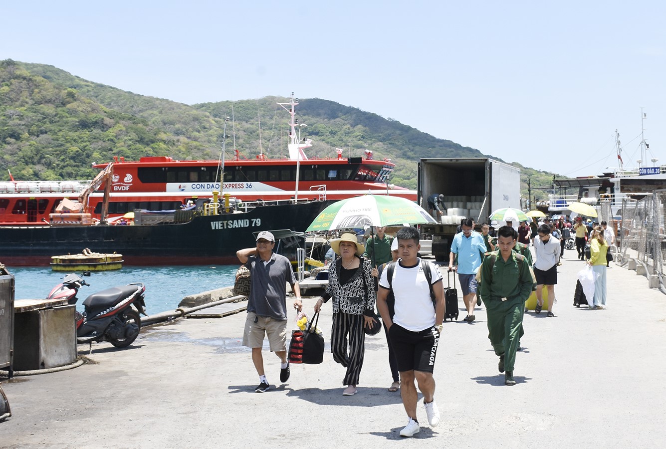 Du khách di chuyển trên cảng Bến Đầm sau khi rời tàu để về trung tâm Côn Đảo. 