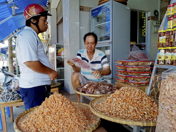 Khách hàng chọn mua mực khô tại vựa hải sản Oánh (đường Trần Phú, TP. Vũng Tàu).