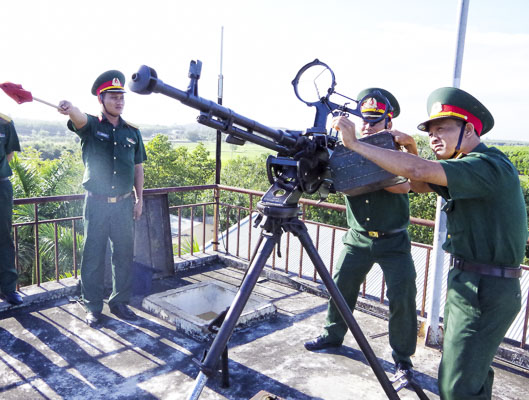 Cán bộ, chiến sĩ LLVT tỉnh huấn luyện vũ khí sẵn sàng xử trí các tình huống có thể xảy ra.