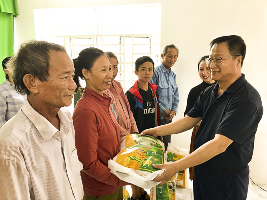 Đại diện Công ty TNHH Kbec Vina tặng quà Tết cho người nghèo 2 xã Tóc Tiên và Châu Pha.