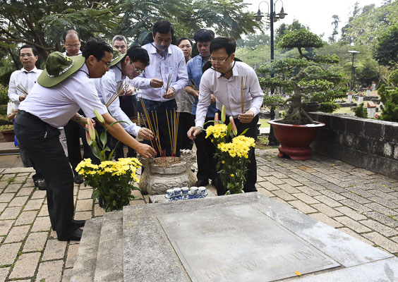 Khách viếng mộ nhà yêu nước Nguyễn An Ninh tại Nghĩa trang Hàng Dương. Ảnh: NGUYỄN ĐỨC
