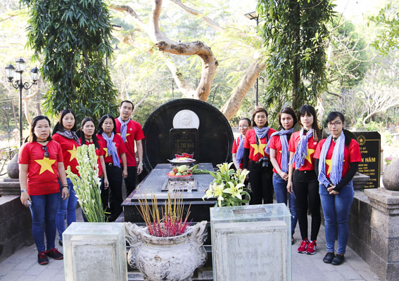 Du khách hành hương viếng mộ và chụp hình lưu niệm bên phần mộ Anh hùng liệt sĩ Võ Thị Sáu tại Nghĩa trang Hàng Dương.