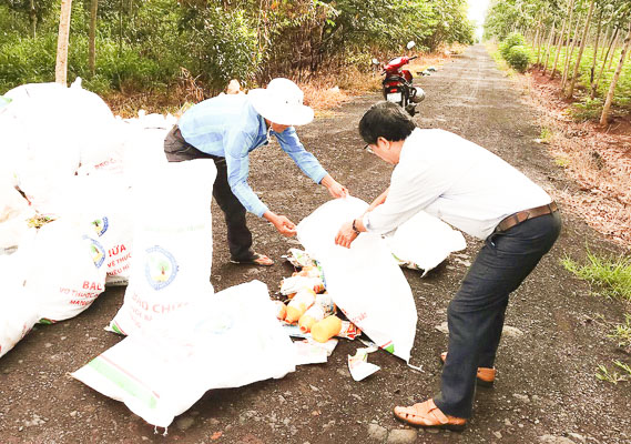 Hơn 3 tấn bao bì thuốc BVTV đã được thu gom trong thời gian qua.  Trong ảnh: Thu gom bao bì thuốc BVTV tại xã Hòa Hiệp, huyện Xuyên Mộc.