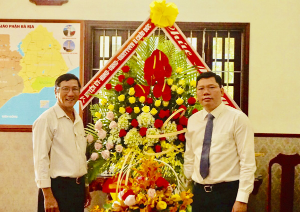 Ông Hoàng Nguyên Dinh, Chủ tịch UBND huyện Châu Đức thăm, tặng quà và chúc mừng Giáng sinh giáo xứ Vinh Châu (xã Bình Giã, huyện Châu Đức).