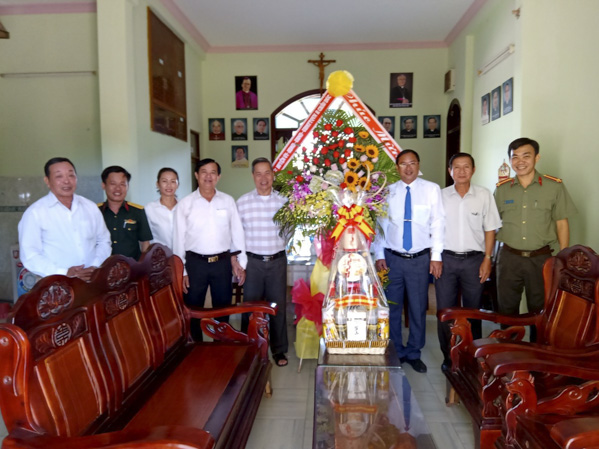 Đoàn do ông Nguyễn Tấn Bản, Phó Chủ tịch UBND huyện Châu Đức (thứ 3 từ phải qua) làm trưởng đoàn thăm, tặng hoa, quà, chúc mừng giáo xứ Ngãi Giao. 