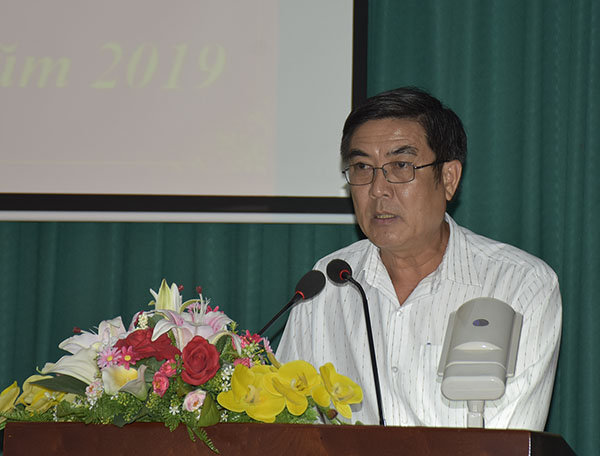 Ông Văng Văn Châu, Phó Bí thư Thường trực Thị ủy Phú Mỹ báo cáo tình hình kinh tế-xã hội, quốc phòng-an ninh năm 2019 và phương hướng năm 2020.