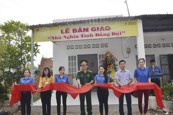 Đại diện Tổng Công ty 28, Tỉnh Đoàn và UBND tại lễ bàn giao nhà cho ông Trần Văn Đức. Ảnh: MINH THANH