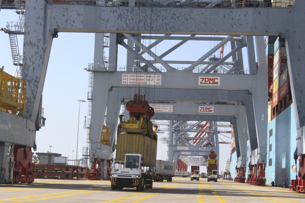 Xếp dỡ hàng xuất nhập khẩu tại cảng CMIT.