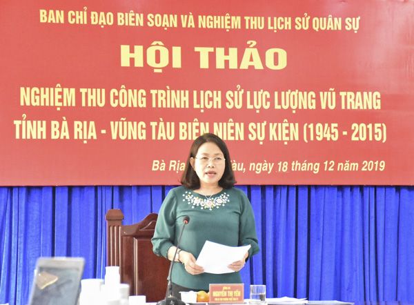Bà Nguyễn Thị Yến, Phó Bí thư Thường trực Tỉnh ủy, Trưởng Đoàn ĐBQH tỉnh, Trưởng Ban Chỉ đạo biên soạn lịch sử quân sự tỉnh phát biểu chỉ đạo tại buổi hội thảo.