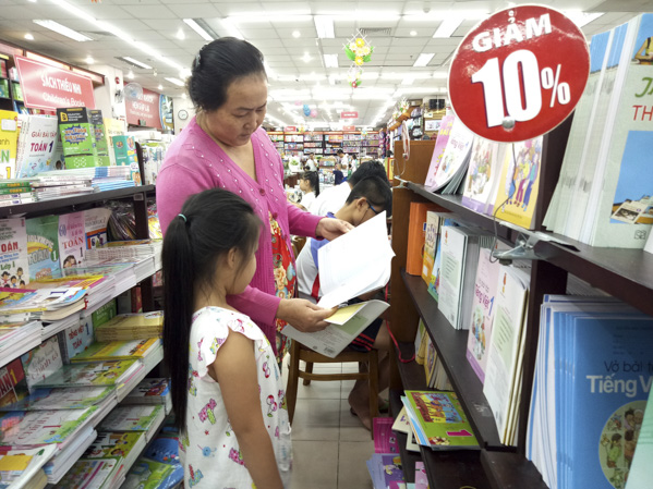 Phụ huynh chọn mua sách giáo khoa lớp 1 cho con em tại nhà sách Fahasa (Siêu thị Co.op Mart Vũng Tàu). Ảnh: ĐÔNG HIẾU