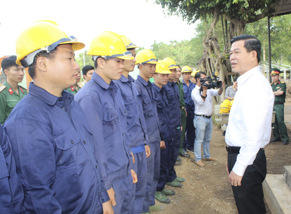 Ông Nguyễn Hồng Lĩnh, Ủy viên Trung ương Đảng, Bí thư Tỉnh ủy, Chủ tịch HĐND tỉnh thăm hỏi đơn vị thi công công trình quân sự tại huyện Châu Đức.