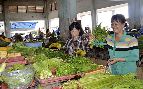 Năm 2019, doanh thu thương mại - dịch vụ huyện Đất Đỏ đạt 5.920 tỷ đồng. Trong ảnh: Người dân mua rau tại chợ Đất Đỏ.