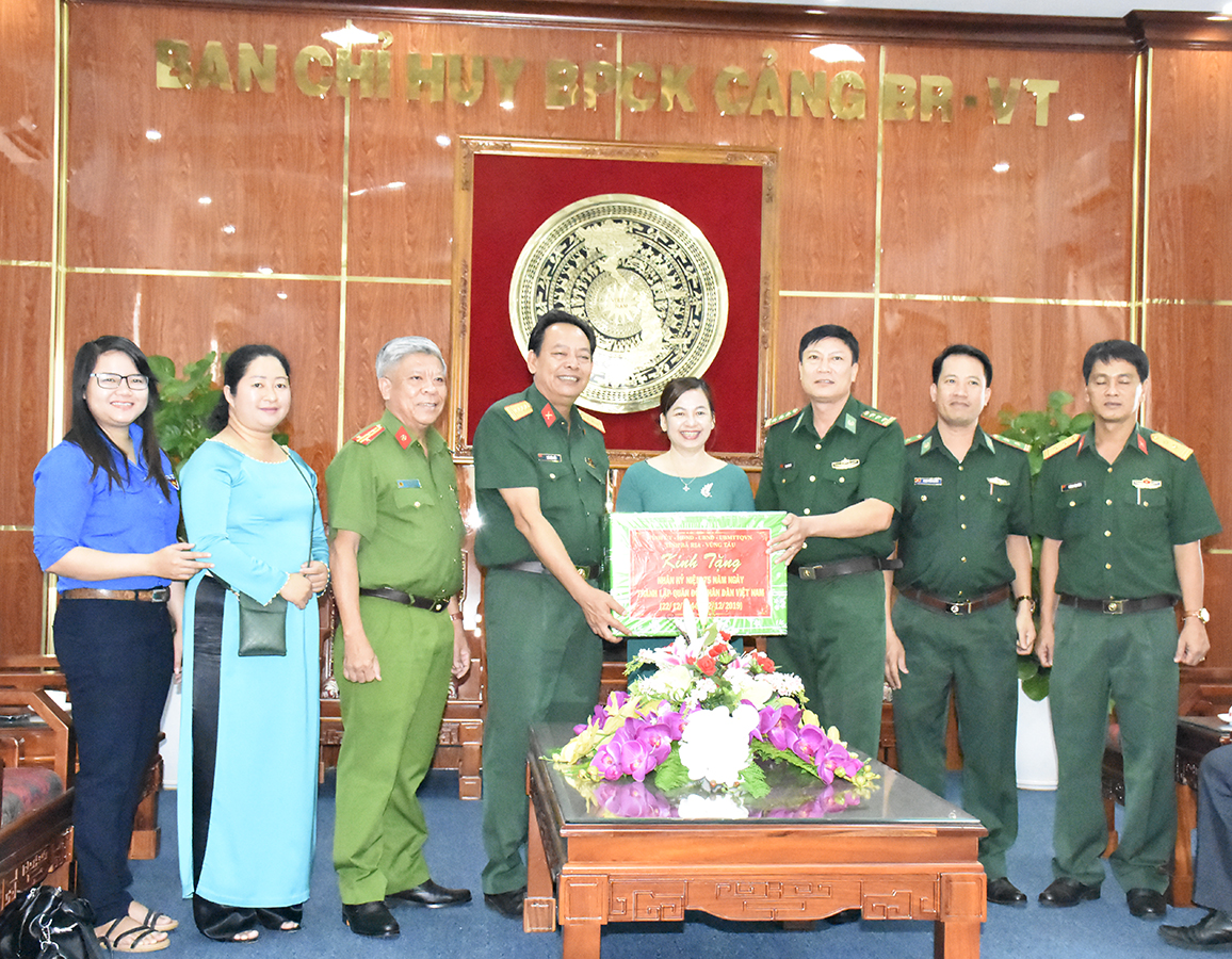 Đại tá Thái Văn Điền tặng quà cho Ban Chỉ huy Biên phòng Cửa khẩu Cảng.