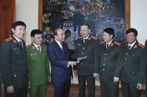 Thủ tướng Nguyễn Xuân Phúc trao đổi ý kiến với các đại biểu tham dự hội nghị.  Ảnh: THỐNG NHẤT