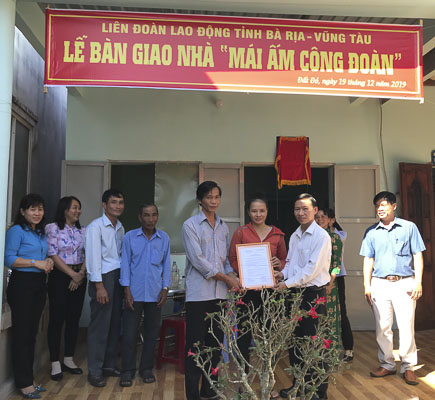 Ông Nguyễn Châu Trinh, Phó Chủ tịch LĐLĐ tỉnh trao quyết định bàn giao nhà cho gia đình ông Ngô Văn Mến.