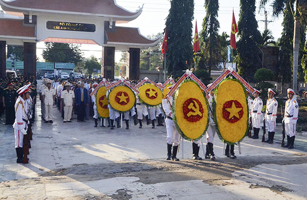 Nghi thức đặt vòng hoa tại Nghĩa trang Liệt sĩ tỉnh.