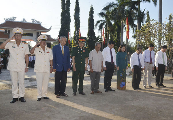 Các đại biểu mặc niệm, tưởng nhớ công ơn các anh hùng liệt sĩ.