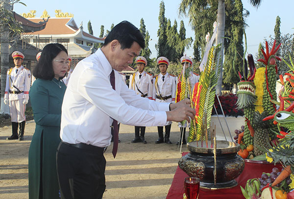 Các đại biểu thắp nhang tại Tượng đài liệt sĩ.